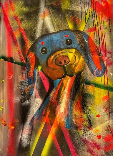 Bunt dargestellter Hundekopf mit abstrakten, farbenfrohen Linien und Spritzern.